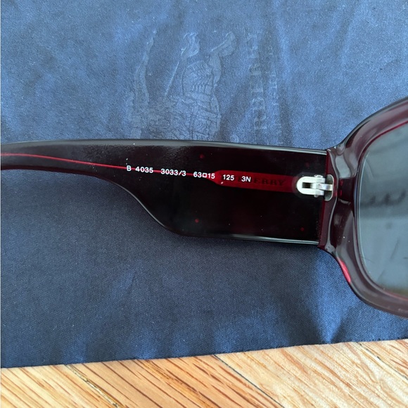 Burberry sunglasses with original case and dust cloth - Picture 9 of 10